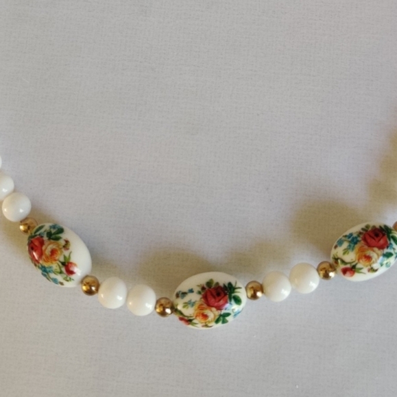 Vintage 80s flower beads necklace in EUC - Picture 6 of 8